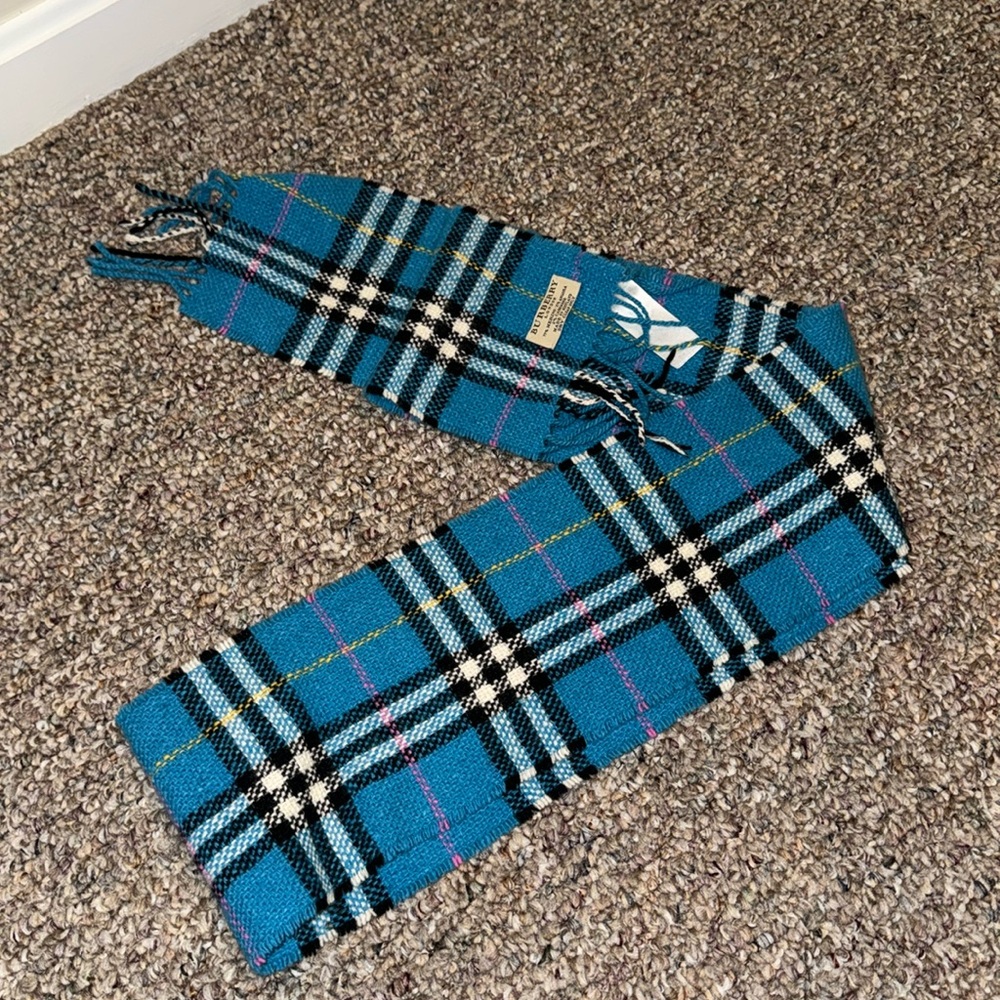 LIKE NEW BURBERRY SCARF